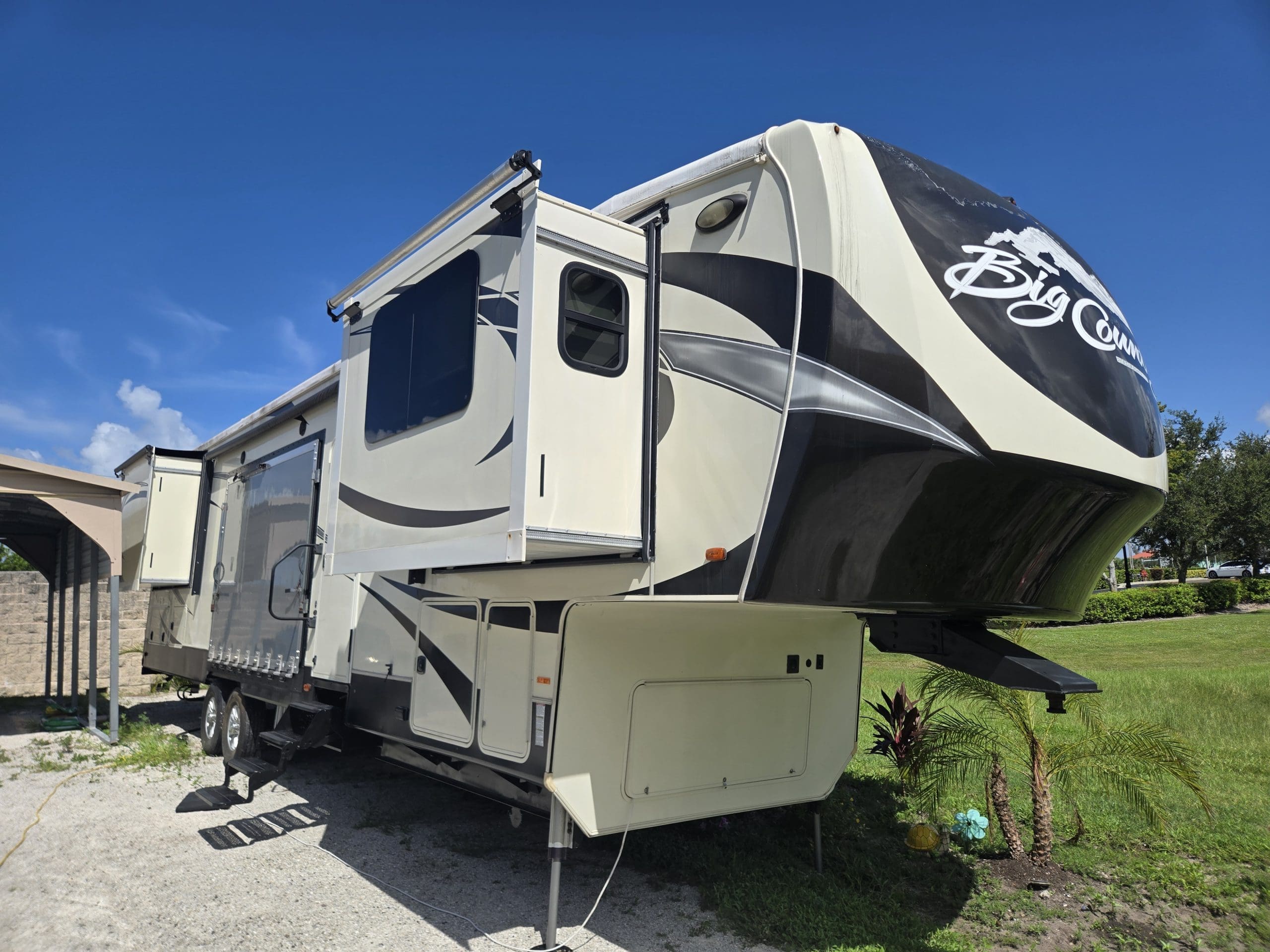 Inspecting a fifth wheel near Venice, FL